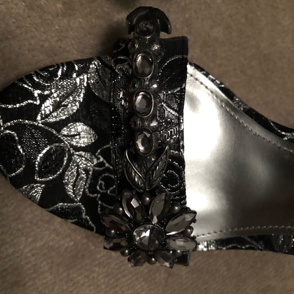 New without box Guess heels - Picture 6 of 7